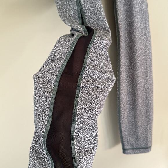 LULULEMON TRAIN TIMES LEGGINGS SIZE 4 FRACTAL ALPINE WHITE BLACK / BLACK - Picture 4 of 5